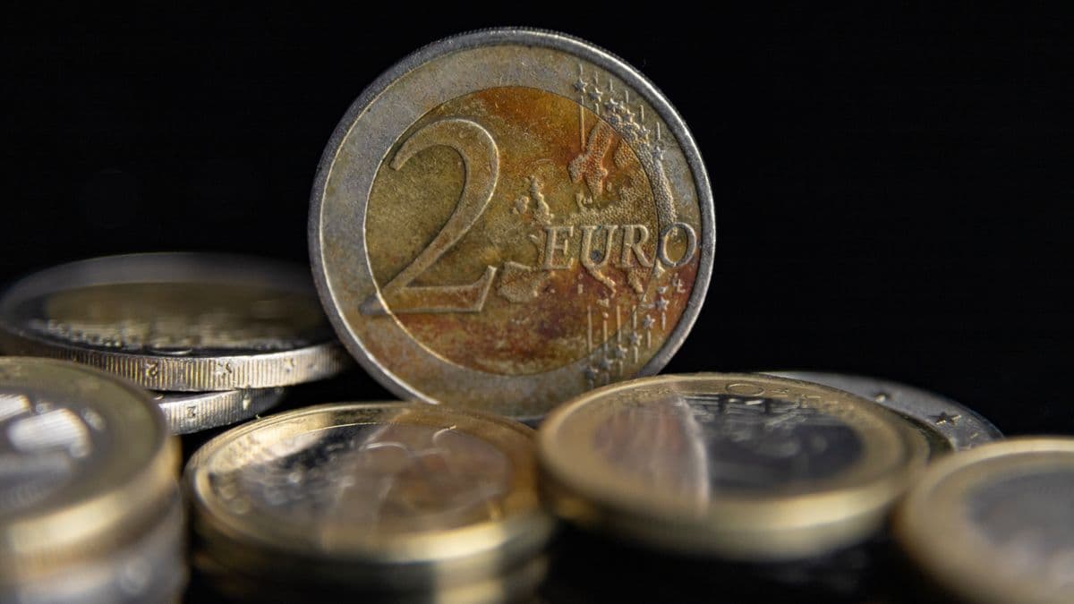 Gründer berechnet am Laptop die Markengebühren 2026 für eine Markenanmeldung