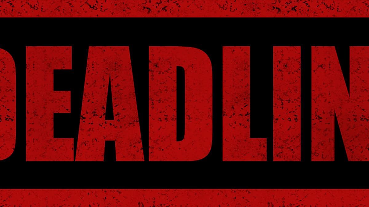 Roter Deadline-Stempel auf einem Dokument als Sinnbild für die Frist zur Markenverlängerung