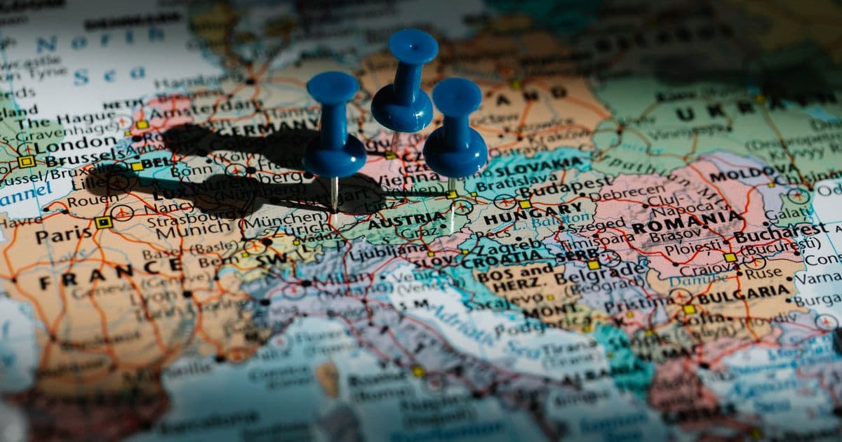 Landkarte von Deutschland, Österreich und der Schweiz mit drei getrennten Markenschutz-Gebieten als Symbol für territorialen Markenschutz in DACH